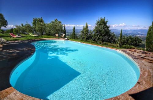 Loro Ciuffenna House | Majestic Farmhouse in Loro Ciuffenna with Pool