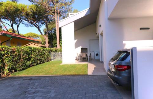 Bibione Villa | Stunning villa with private fenced garden and bbq