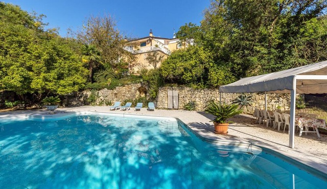 'Villa Magnolia' with Shared Pool, Wi-Fi and Air Conditioning