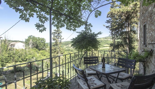 Wonderful villa for 6 guests with WIFI, TV, terrace, pets allowed, panoramic view and parking in Radda In Chianti