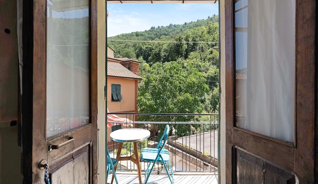 Holiday Apartment Acciuga House with Balcony, Shared Garden & Wi-Fi in Biassa La Spezia