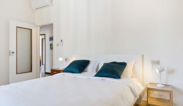 GuestHost - The apartment is located on the fourth floor of a building with a lift, not suitable for the disabled.It comfortably accommodates six people in 102 square meters of space, with a double bed, two single beds and a sofa bed in the living room.C