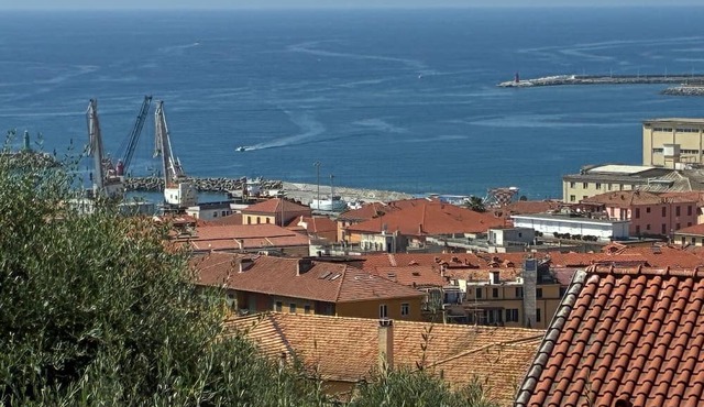 LuisHome - Imperia: apartment in villa in Imperia