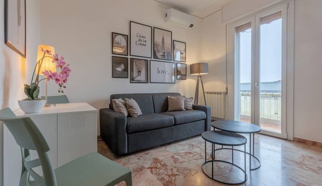 GuestHost - Ferrara The Castle Dazzling Apartment