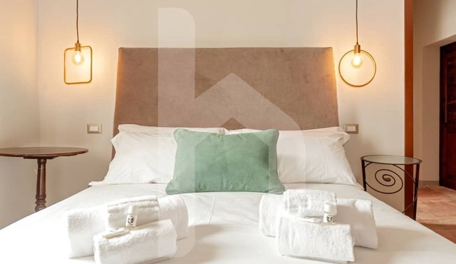 GIRAFFA: Relax and enjoy this simple yet elegant apartment, equipped with all the comforts: PRIVATE parking, FULL HD TV, AIR CONDITIONING, and a fully equipped bathroom with a walk-in shower. All of this just 10 minutes from Pisa and 25 minutes from the in Pisa
