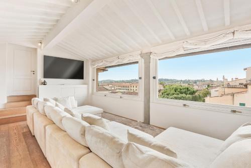 Golden Luxe-Penthouse Duomo ViewGarden & Parking in Florence